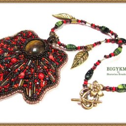 Кулон "Кленовый лист" из бисера и натуральных камней