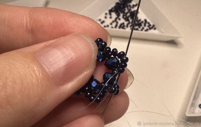 ​Новогодний шар с оплетёнными бисером кристаллами риволи: часть 1