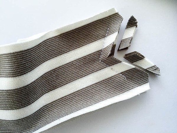 V-образный ворот на трикотажных изделиях