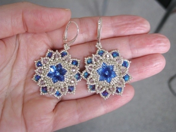 Новогодние украшения с двухъярусными цветами