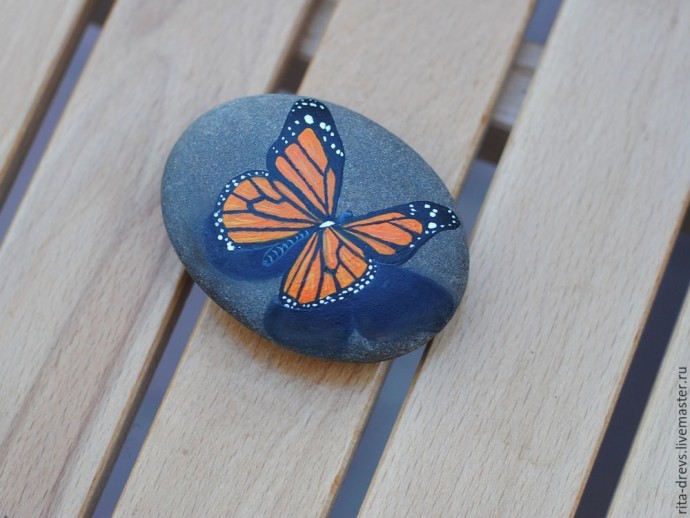 Роспись камня "Живая бабочка"