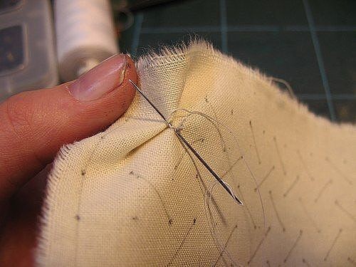 ​Декоративная подушка с невероятными переплетениями