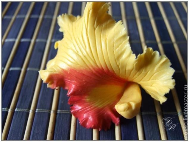 ​Тонировка цветов из полимерной глины масляными красками: часть 1