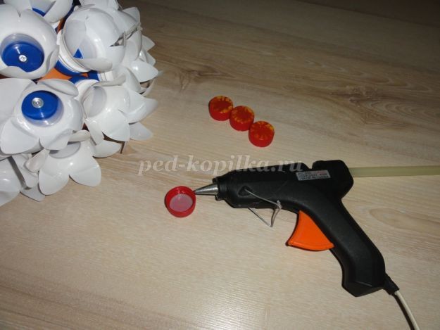 Корзина с цветами из бросового материала: часть 2 Корзина с цветами из бросового материала: часть 2