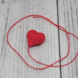 Миниатюрное сердечко крючком
