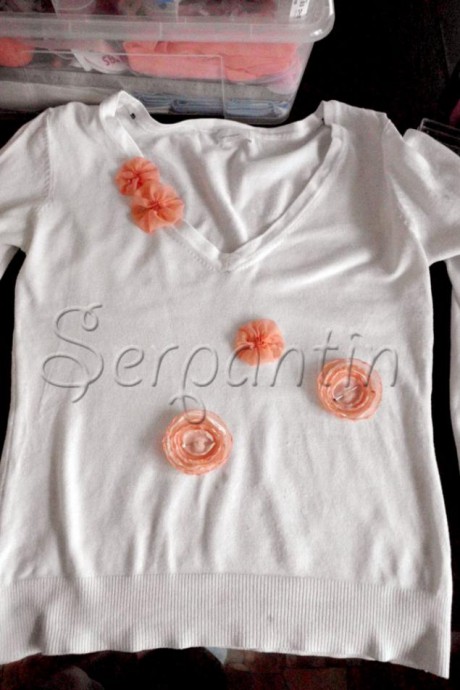 Декорирование джемпера цветами и лентами Декорирование джемпера цветами и лентами