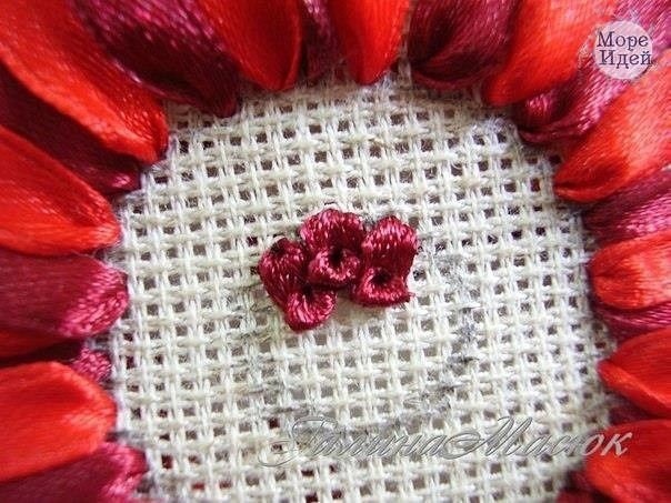 Вышивка лентами: гepбера Вышивка лентами: гepбера