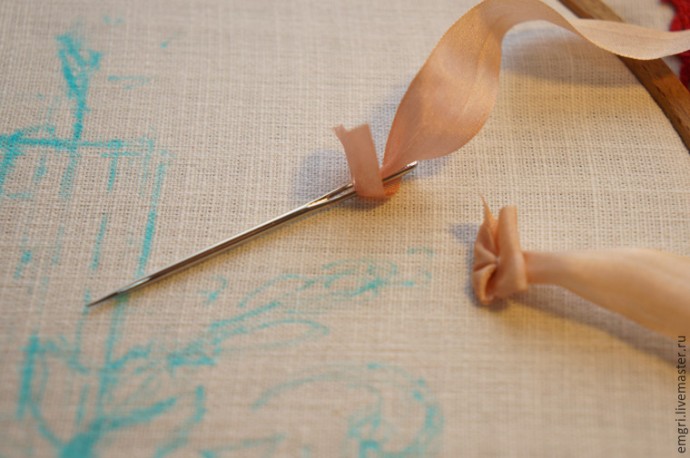 Вышиваем лентами композицию со свечой Вышиваем лентами композицию со свечой