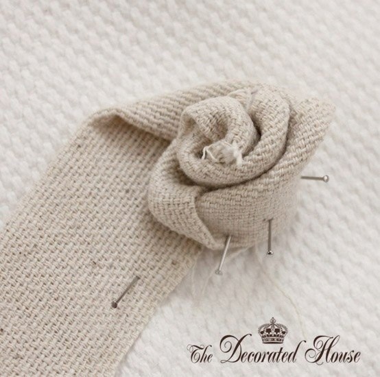 Мастерим брошь-цветок из мешковины