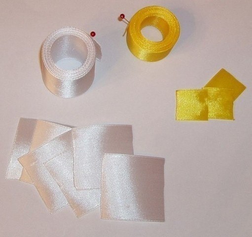 Нарциссы из атласных лент