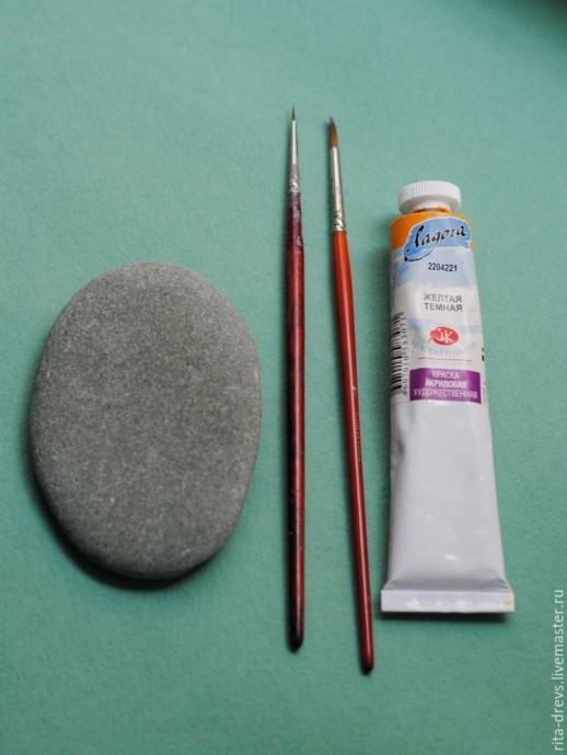 Рисуем яркого морского конька акриловыми красками на камне Рисуем яркого морского конька акриловыми красками на камне