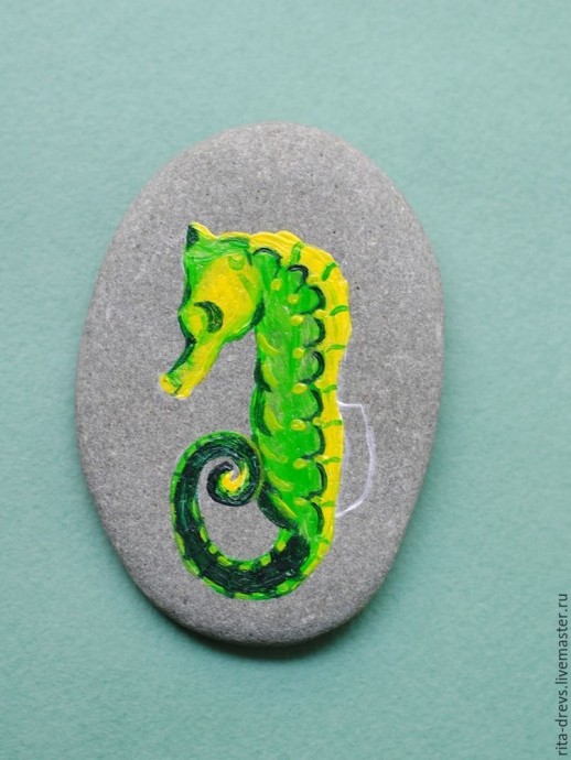 Рисуем яркого морского конька акриловыми красками на камне Рисуем яркого морского конька акриловыми красками на камне