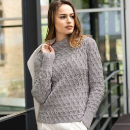 ​Джемпер с воротником стойкой и узором из жгутиков