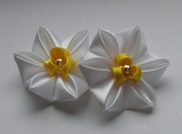 Нарциссы из атласных лент