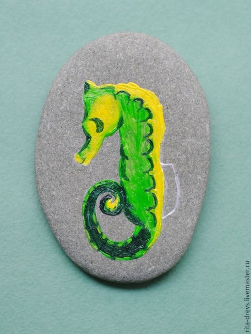 Рисуем яркого морского конька акриловыми красками на камне Рисуем яркого морского конька акриловыми красками на камне