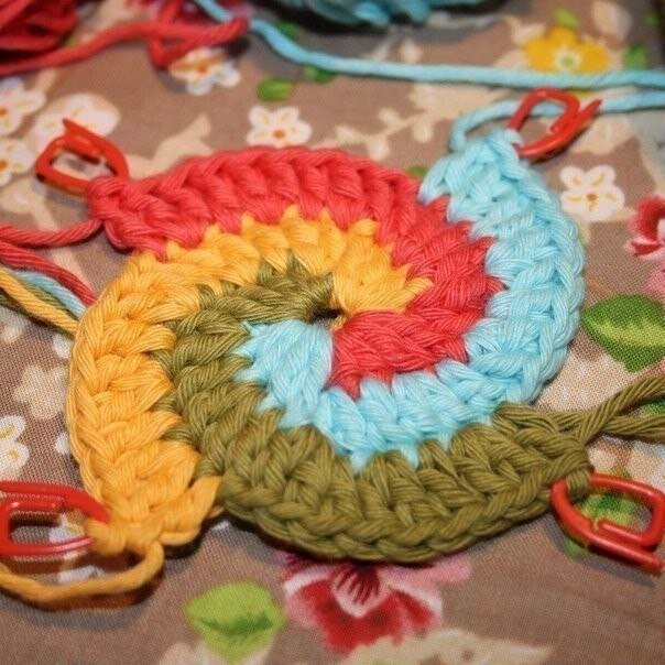 ​Вязание в четыре цвета по кругу: просто и увлекательно