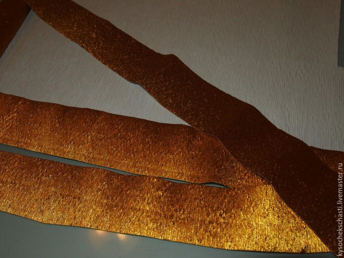 Мастерим "сладкую" ёлочку из конфет и мишуры: часть 2