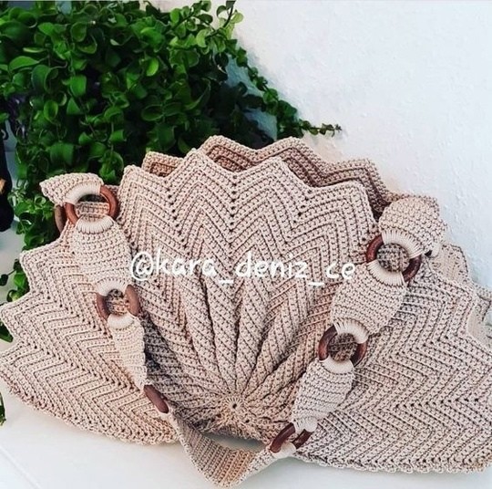 Очень оригинальные вязаные сумки с узором "Волна" Очень оригинальные вязаные сумки с узором "Волна"