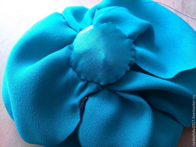 Создаем брошь-цветок из эластичного атласа: часть 2 Создаем брошь-цветок из эластичного атласа: часть 2