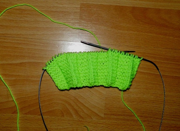 Вяжем на спицах плиссированную юбочку