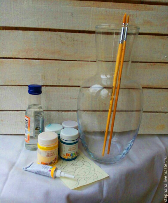 ​Делаем ручную роспись на стеклянной вазе