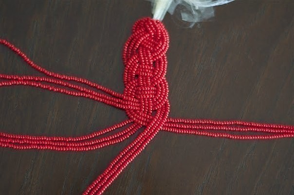 ​Красота своими руками: колье из бисера