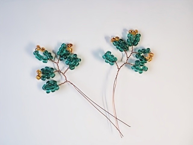 ​Нарядная ёлочка из бисера и рубки