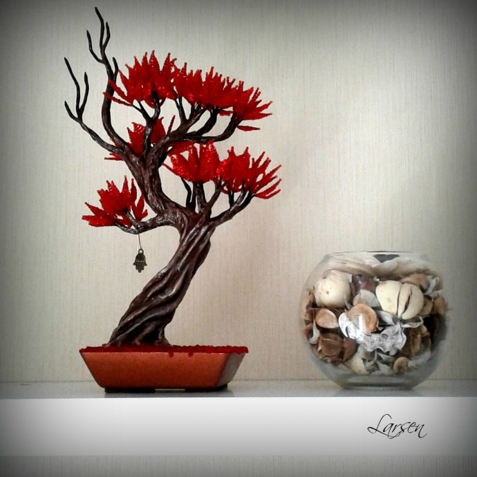 Красный бонсай из бисера и рубки
