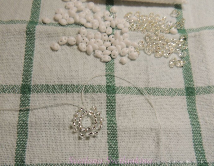 Зимний вальс из бисера и твина Зимний вальс из бисера и твина