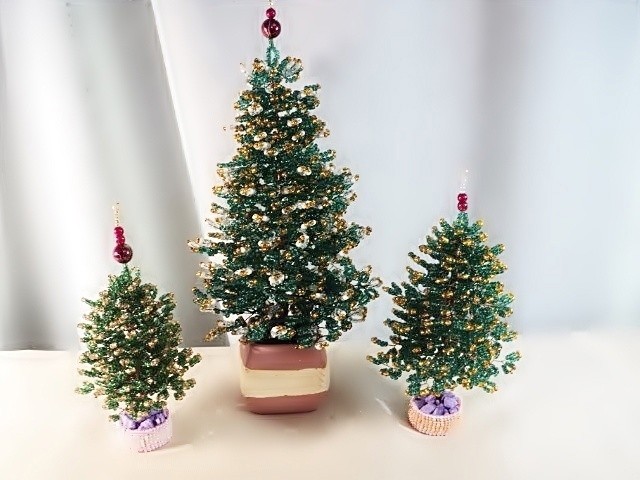 ​Нарядная ёлочка из бисера и рубки