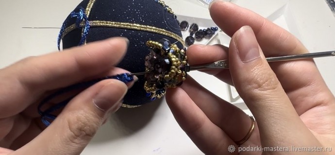 ​Новогодний шар с оплетёнными бисером кристаллами риволи: часть 6