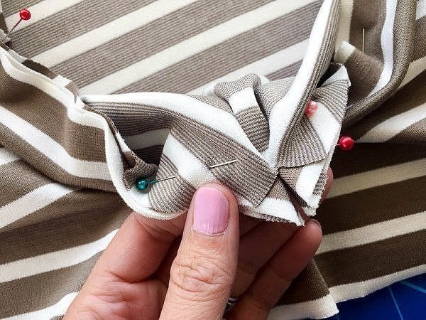 V-образный ворот на трикотажных изделиях