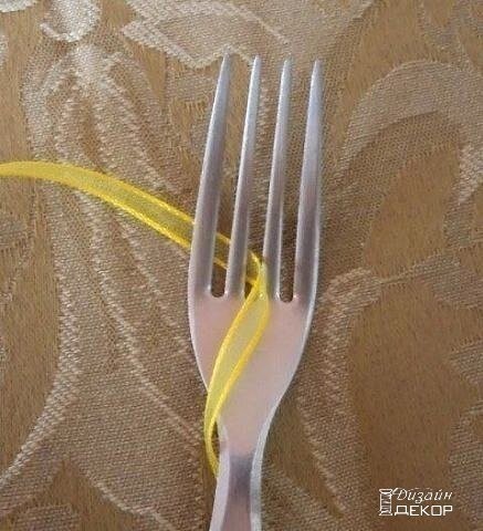 ​Делаем маленький ажурный бантик из тонких прозрачных ленточек