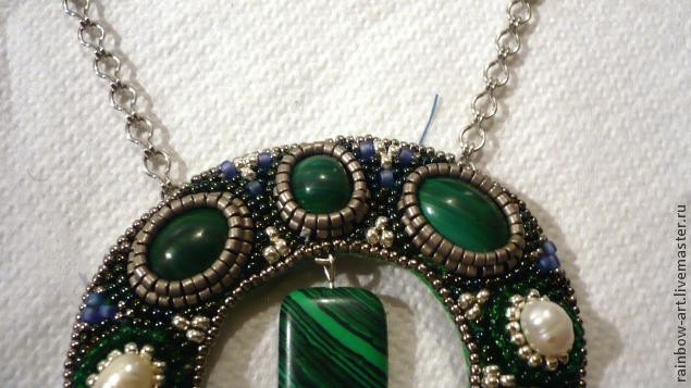 Вышитый бисером кулон "Подкова": часть 3