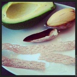 Покраска кружев с помощью авокадо