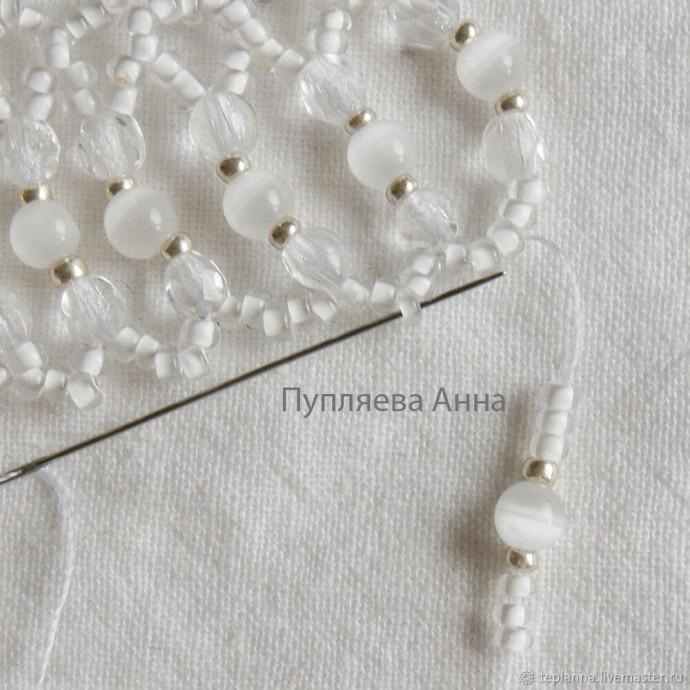 Белоснежное колье с бусинами своими руками
