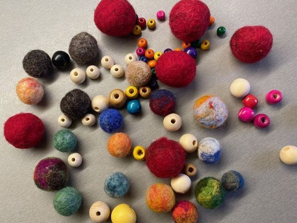 Бусины из шерсти &mdash; быстро и легко