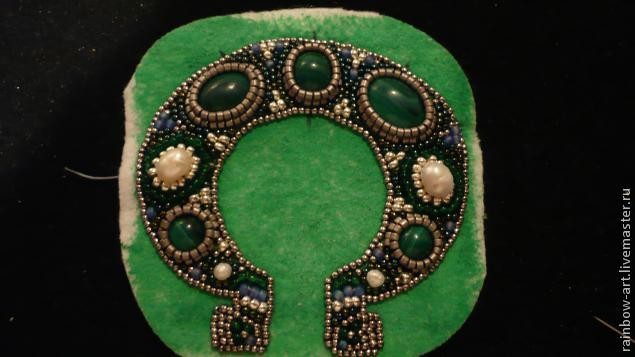 Вышитый бисером кулон "Подкова": часть 3