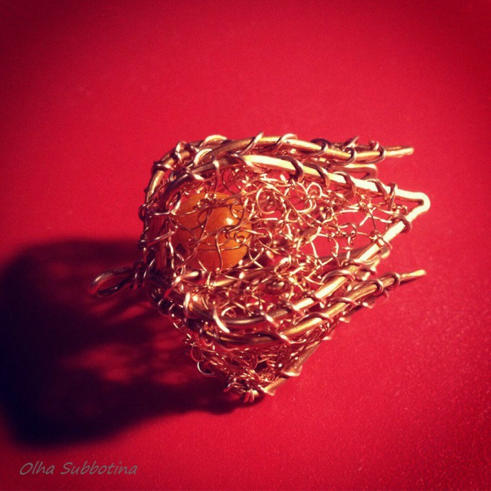 Процесс создания физалисов из медной проволоки