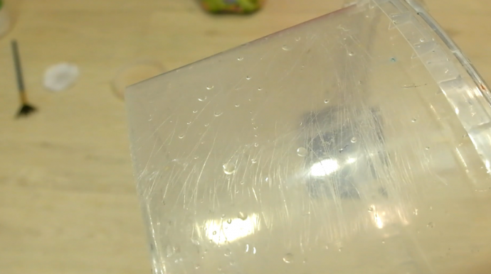 Декорируем радужный горшочек из пластикового ведерка и салфеток