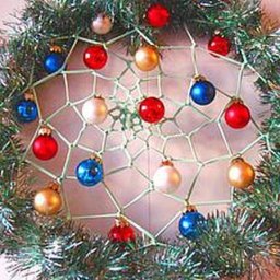 Мастерим новогодний ловец снов из мишуры и елочных украшений: часть 2