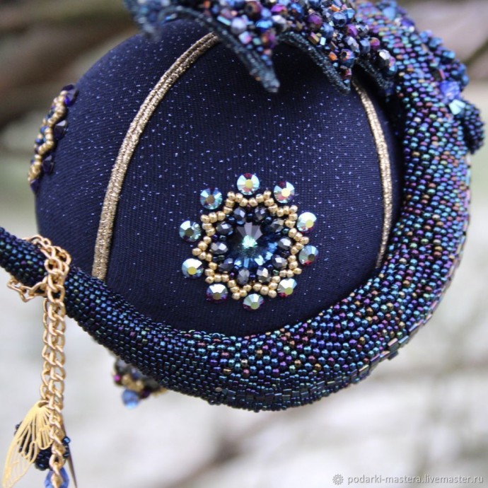 ​Новогодний шар с оплетёнными бисером кристаллами риволи: часть 7