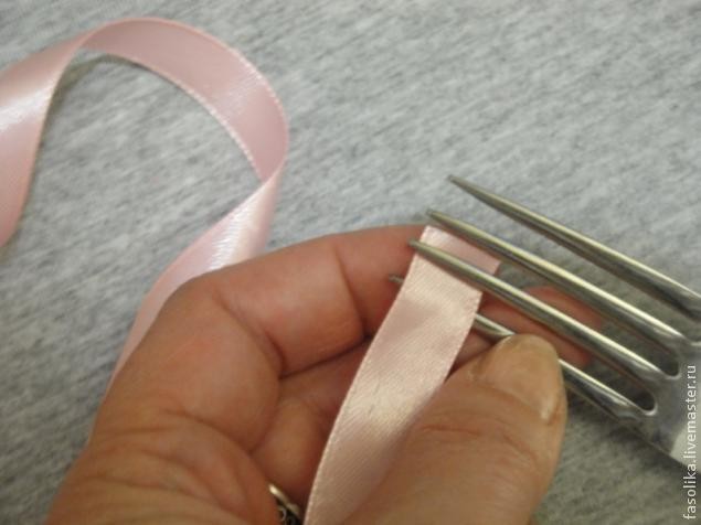 Розочка из атласной ленты за 1 минуту: часть 1 Розочка из атласной ленты за 1 минуту: часть 1