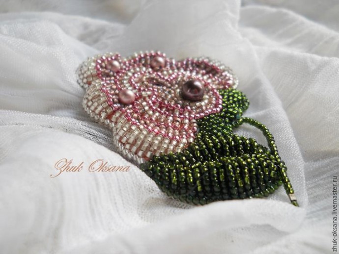 Вышитая бисером брошь "Таинственный цветок": часть 4