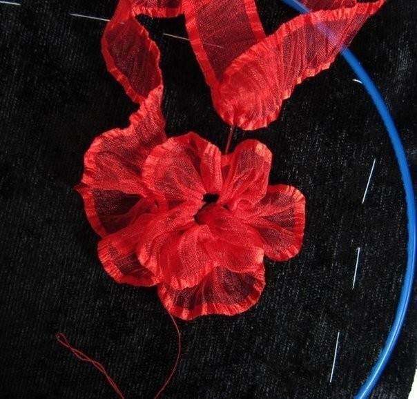 ​Вышиваем прекрасные маки