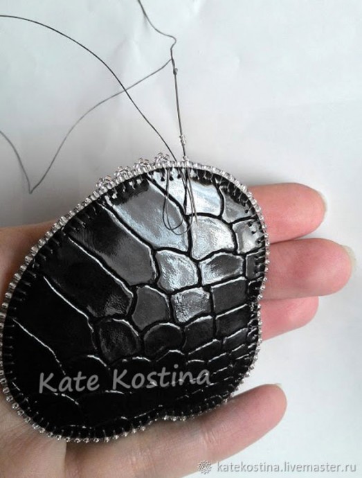 ​Кулон "Заледеневшее озеро": вышивка гладью и бисером, часть 2