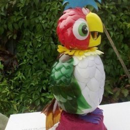 Попугай Кеша из пластиковых бутылок для сада