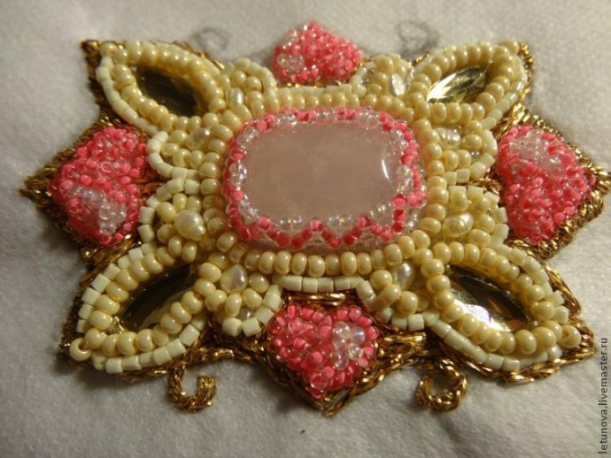​Брошь из бисера и лент: часть 3