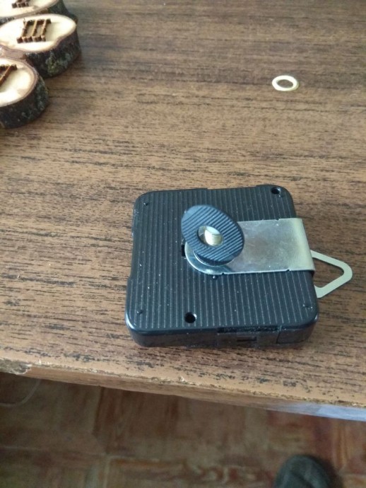 ​Делаем оригинальные деревянные часы из спилов: часть 7