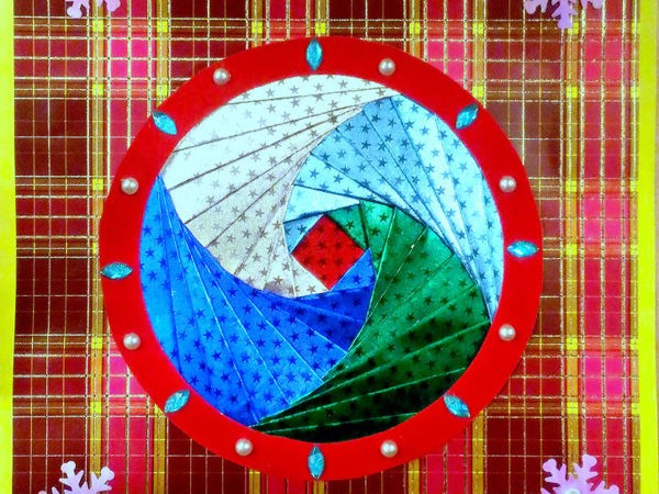 ​Интересная новогодняя открытка в технике айрис фолдинг